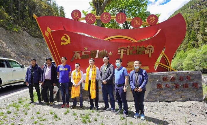 尊龙凯时集团党委书记、董事长任丁率队赴麻格同村推进对口帮扶工作