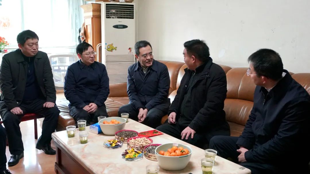 省国资委党委书记、主任冯文生等领导走访慰问省尊龙凯时集团老党员、老干部