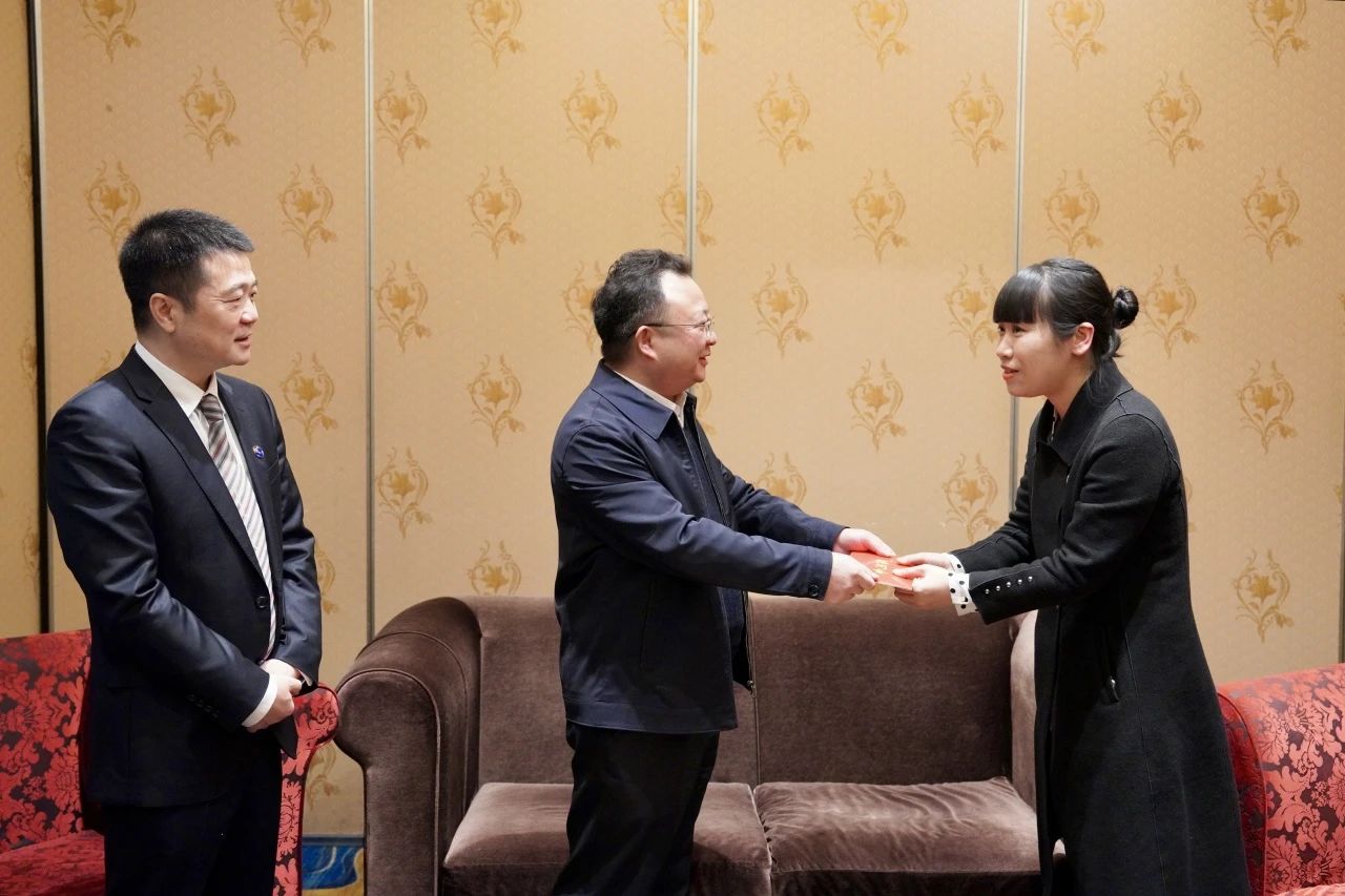 省国资委党委委员、副主任何政一行走访慰问省尊龙凯时集团生活困难党员