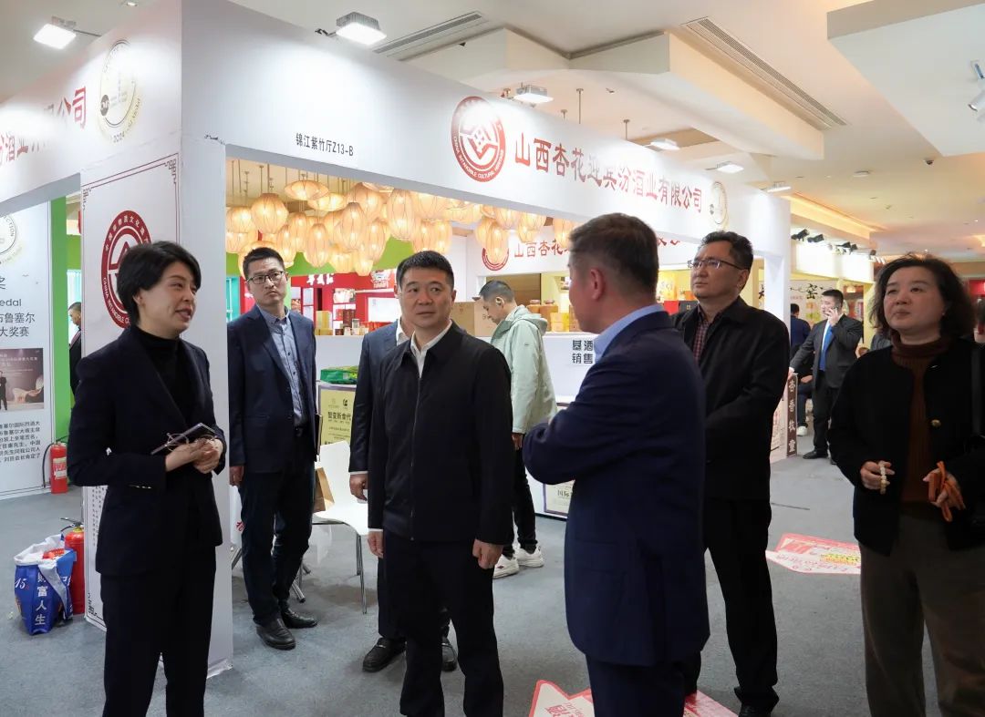 省尊龙凯时集团党委书记、董事长游勇率队到2025锦江宾馆春季酒类商务洽谈会现场检查指导重点工作